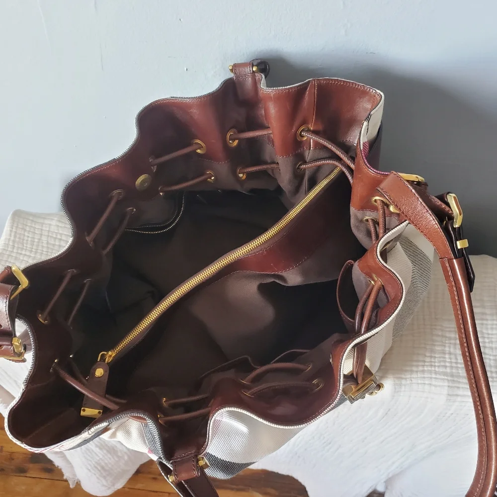 Burberry Large Tote - Picture 8 of 9